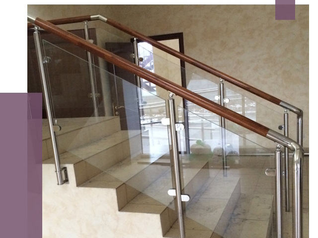 Комбинированные перила из металла и дерева в Краснокаменске