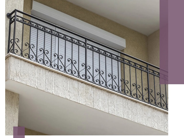 Балконные ограждения из металла и стекла в Краснокаменске для домов