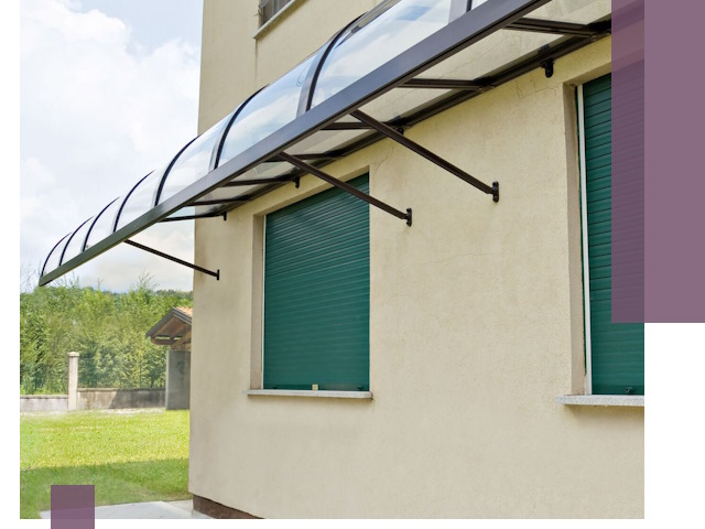 Козырьки над окнами в Краснокаменске — изготовление и монтаж по выгоде